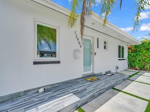 Canal-Side Townhouse with Pool & Firepit in Kendale Lakes