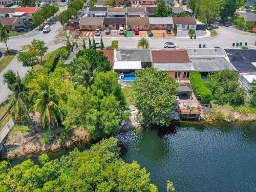 Canal-Side Townhouse with Pool & Firepit in Kendale Lakes