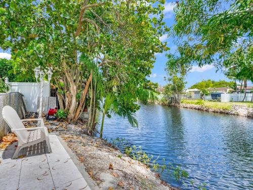 Canal-Side Townhouse with Pool & Firepit in Kendale Lakes