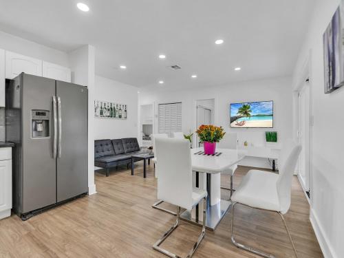 Canal-Side Townhouse with Pool & Firepit in Kendale Lakes