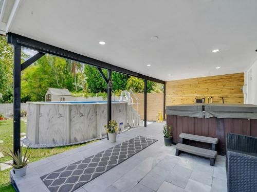 Canal-Side Townhouse with Pool & Firepit in Kendale Lakes