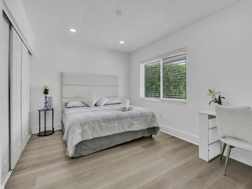 Canal-Side Townhouse with Pool & Firepit in Kendale Lakes