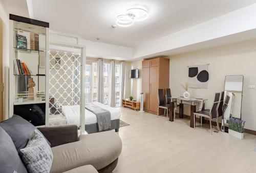Classy Venice Grand Studio Balcony Pet friendly, WiFi & Pool, Манила