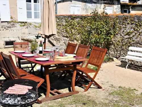 Gîte de charme avec cour ombragée et climatisation - FR-1-489-126 (Gite de charme avec cour ombragee et climatisation - FR-1-489-126) in มัคนีย์ คัวร์