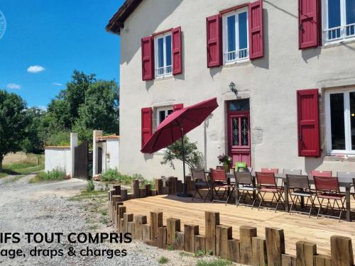 . Gîte spacieux avec piscine et animaux acceptés pour 15 personnes