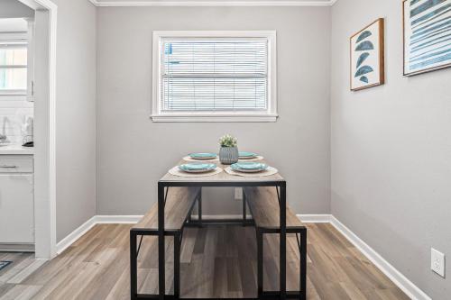 Chic 1 BDR on Westheimer - 92 Walk Score - Free Parking - Free Wifi near โรงละครมิวสิกบ็อกซ์