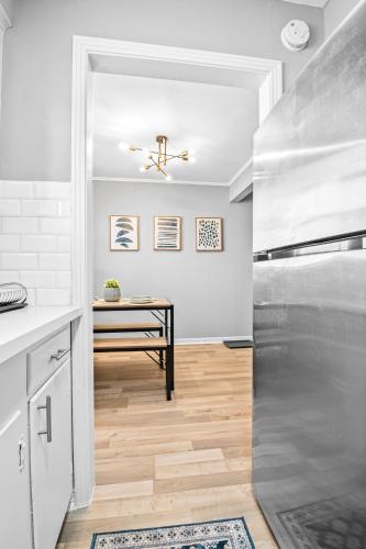 Chic 1 BDR on Westheimer - 92 Walk Score - Free Parking - Free Wifi near โรงละครมิวสิกบ็อกซ์