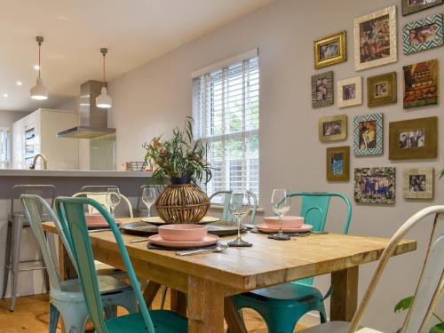 Exterior view, Whiskey Mac Cottage in Cowes West and Gurnard