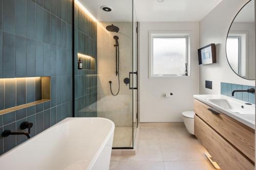 Stylish Gully Retreat with Spa and Office - Hamilton