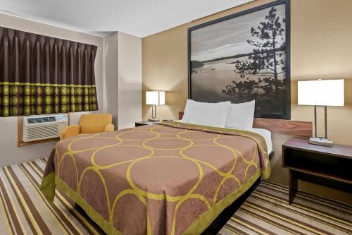 Super 8 by Wyndham Blue Earth - image 2