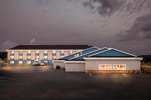 . Super 8 by Wyndham Osseo WI