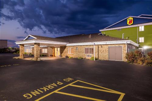 Super 8 by Wyndham Osseo WI - image 11