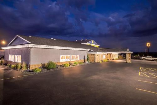Super 8 by Wyndham Osseo WI - image 8