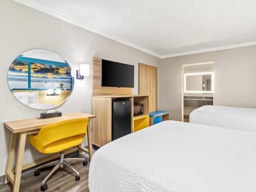 Days Inn by Wyndham Houston East - image 12