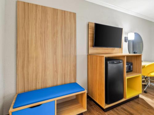 Days Inn by Wyndham Houston East - image 7