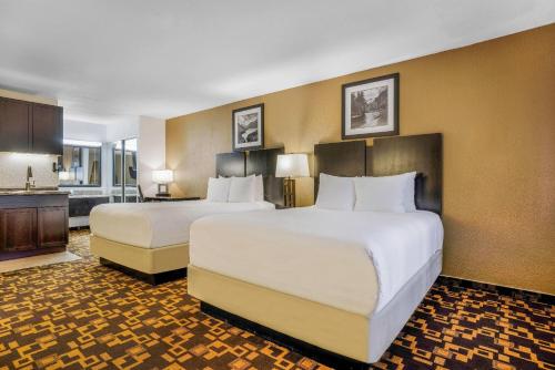 2 queen beds