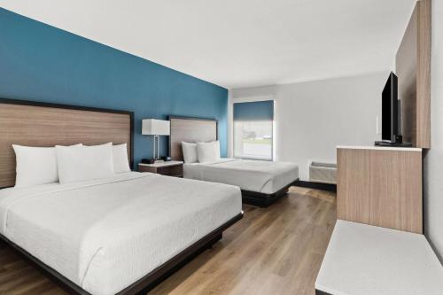 Super 8 by Wyndham Batavia Darien Lake Theme Park - image 2
