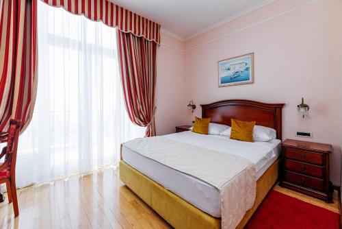 Double Room with Balcony and Sea View room in Hotel Savoy