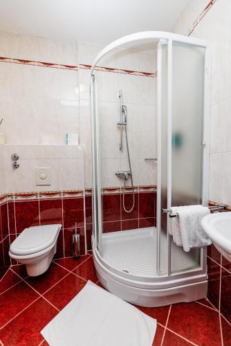 Double Room with Balcony and Sea View image 3
