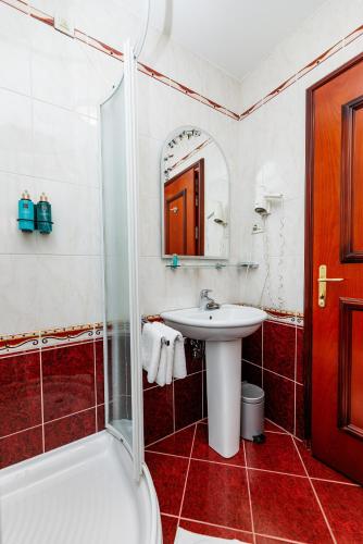 Double Room with Balcony and Sea View image 4