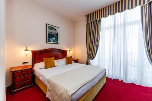 Double Room with Balcony and Sea View image 5