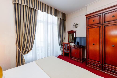 Double Room with Balcony and Sea View image 6