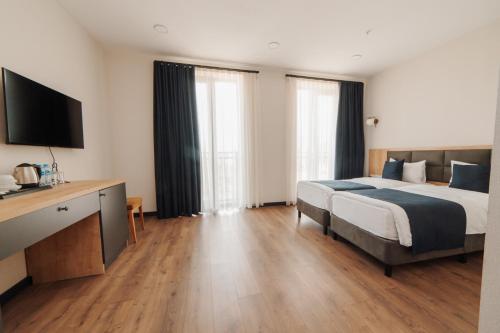 1 double bed, 2 twin beds