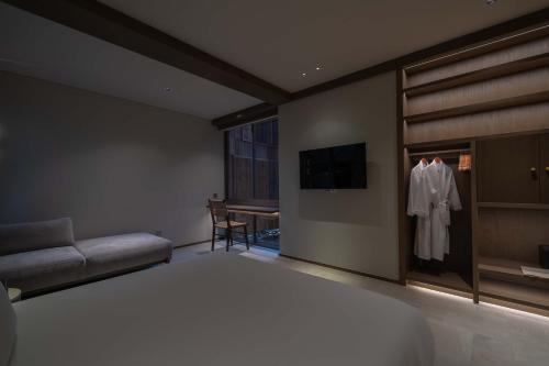 Superior King Room image 8