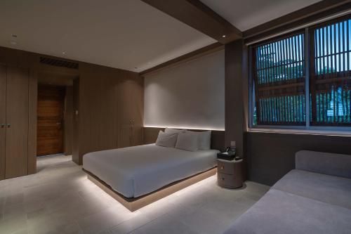 Superior King Room image 7