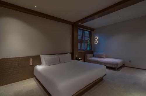 Superior King Room image 6