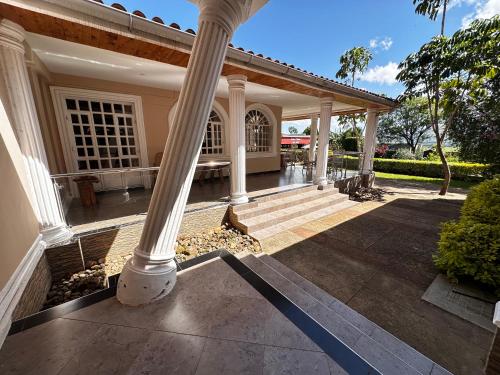 8 bedroom house nanyuki in 納紐基