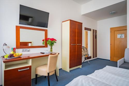 1 queen bed, 1 twin bed
