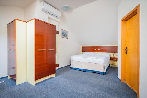 1 double bed, 2 twin beds