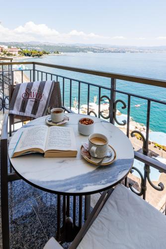 Double Room with Balcony and Sea View image 9