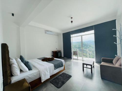 Deluxe Double Room with Balcony image 7