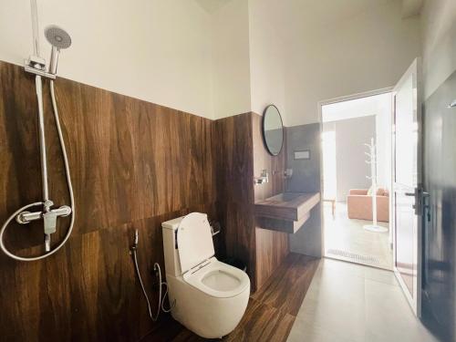 Deluxe Double Room with Balcony image 6