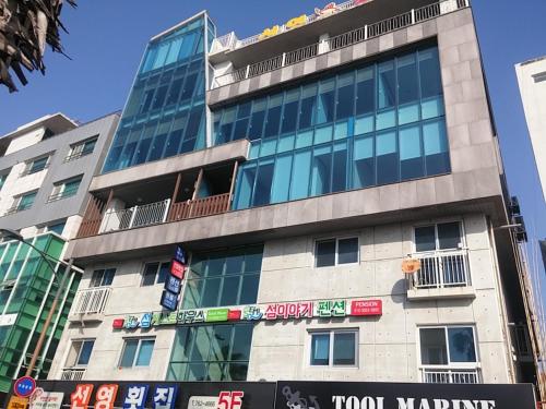 Exterior view, Seom Story Guesthouse near Cheonjiyeon Falls