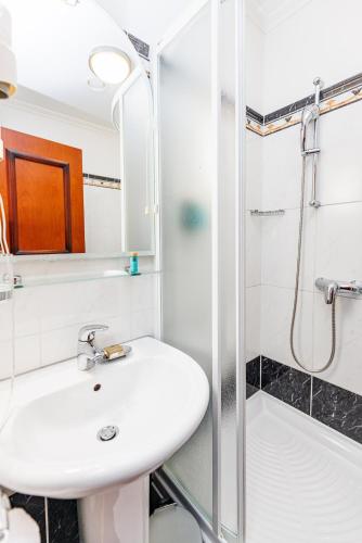 Single Room with Balcony and Sea View image 3