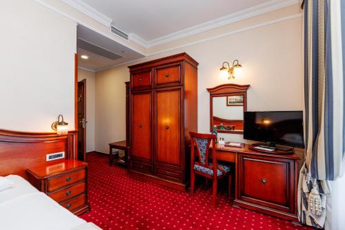 Single Room with Balcony and Sea View image 4