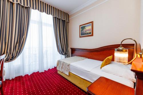 Single Room with Balcony and Sea View image 6