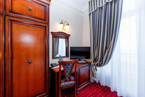Single Room with Balcony and Sea View image 5