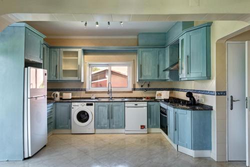 Charming Villa With Private Pool in Vibrant Vilamoura Free AC and Wifi - image 4