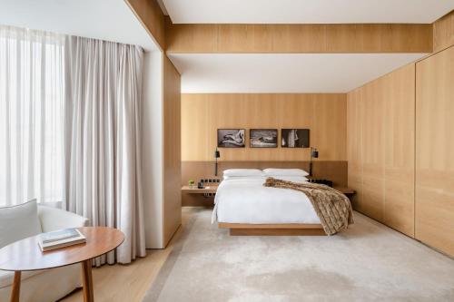 Deluxe Room with One King Bed image 4