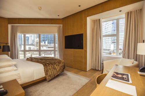 Deluxe Room with One King Bed image 7