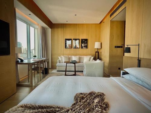 Deluxe Room with One King Bed image 6