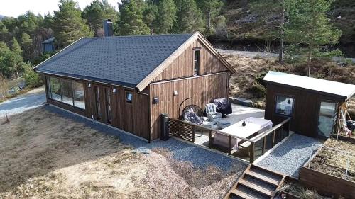 Cabin at the end of Skardsøya towards the sea - boat, Bukta (foto 10)