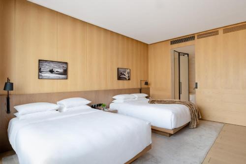 Deluxe Room with Two Queen Beds image 2