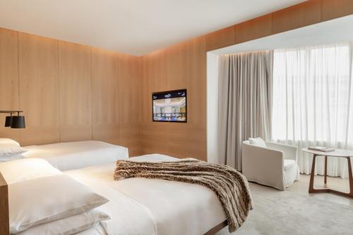 Deluxe Room with Two Queen Beds image 8