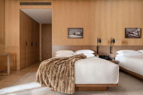 Deluxe Room with Two Queen Beds image 9