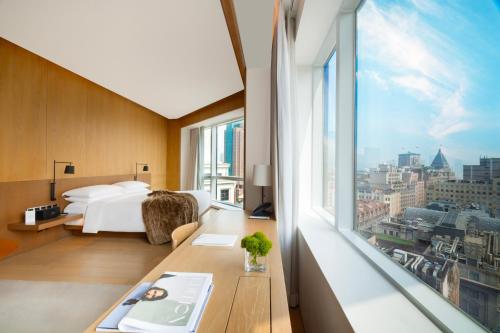 Premium City View Room image 5